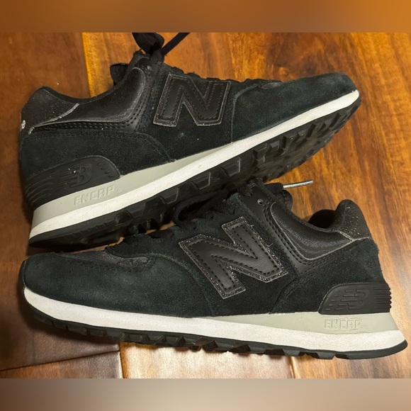 Excellent condition New Balance 574 sneaker, size 6 women’s. - Picture 3 of 5